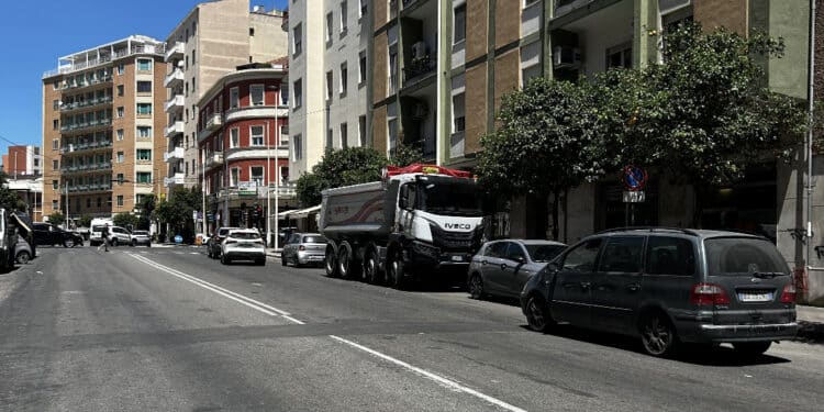 Cagliari, oltre al danno la beffa: divieti di sosta attivi ma zero operai