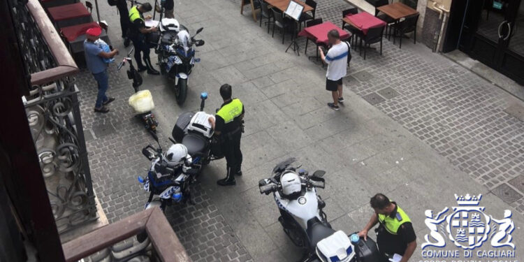 Cagliari, donna derubata del portafoglio in via Baylle: fermato un uomo con numerosi precedenti