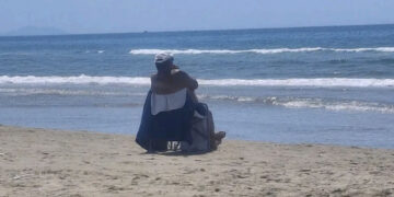 «Ho sentito che era il mio papà»: l’incontro al mare che ha fermato il tempo nel cuore di una donna