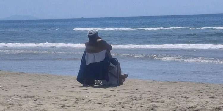 «Ho sentito che era il mio papà»: l’incontro al mare che ha fermato il tempo nel cuore di una donna