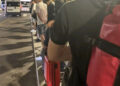 Aeroporto di Elmas, fila di passeggeri senza taxi, i tassisti: “Il problema sono i ritardi dei voli e l’assenza di alternative”