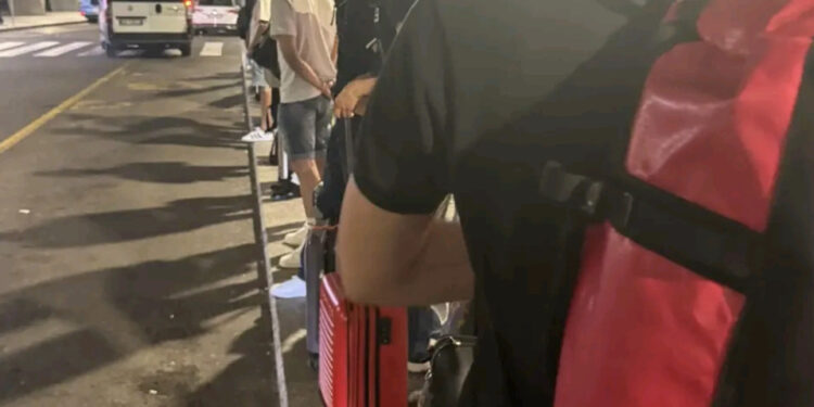 Aeroporto di Elmas, fila di passeggeri senza taxi, i tassisti: “Il problema sono i ritardi dei voli e l’assenza di alternative”