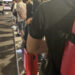 Aeroporto di Elmas, fila di passeggeri senza taxi, i tassisti: “Il problema sono i ritardi dei voli e l’assenza di alternative”