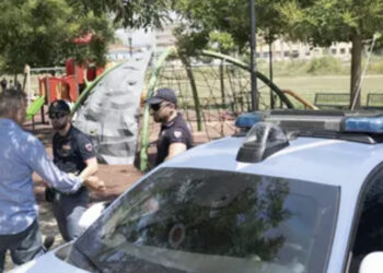 Tenta di strangolare due bambini al parco: 29enne fermato da un passante malato di cuore
