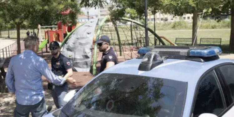 Tenta di strangolare due bambini al parco: 29enne fermato da un passante malato di cuore