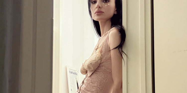 Arisa, le foto in lingerie scatenano la polemica sulla sua magrezza: “Non giudichiamo”