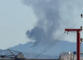 Nube di fumo sull’area industriale di Sarroch, ben visibile anche da Maddalena spiaggia: protestano i cittadini