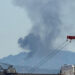 Nube di fumo sull’area industriale di Sarroch, ben visibile anche da Maddalena spiaggia: protestano i cittadini