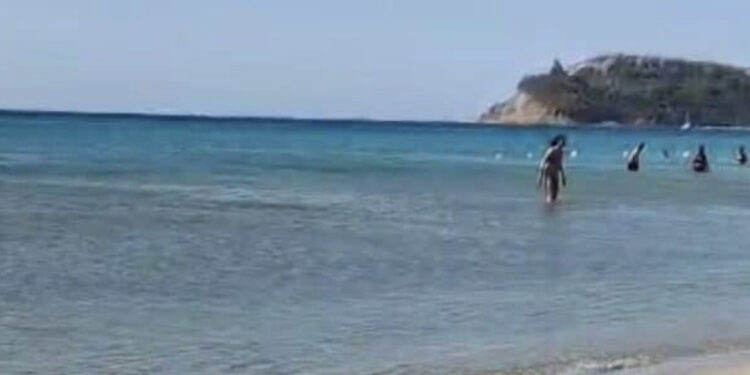Quartu, si sente male mentre fa il bagno al Poetto: morto un 70enne
