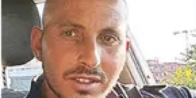 Poliziotto di 39 anni muore durante un inseguimento, il 27enne alla guida del Suv si scusa: “Non l’ho visto cadere”