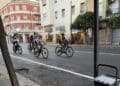Cagliari, lo strano caso di via Pergolesi: c’è la nuova contestata pista ciclabile, ma i ciclisti la ignorano e passano in mezzo alla strada