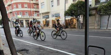 Cagliari, lo strano caso di via Pergolesi: c’è la nuova contestata pista ciclabile, ma i ciclisti la ignorano e passano in mezzo alla strada