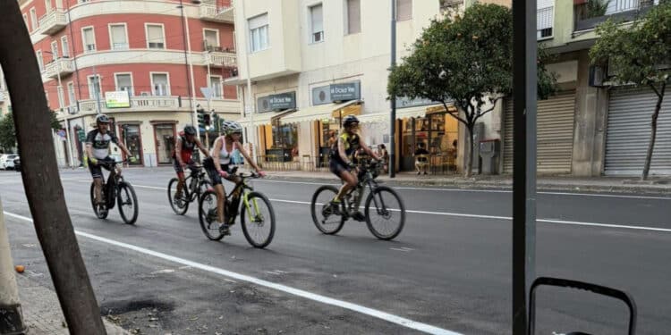 Cagliari, lo strano caso di via Pergolesi: c’è la nuova contestata pista ciclabile, ma i ciclisti la ignorano e passano in mezzo alla strada