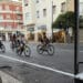 Cagliari, lo strano caso di via Pergolesi: c’è la nuova contestata pista ciclabile, ma i ciclisti la ignorano e passano in mezzo alla strada