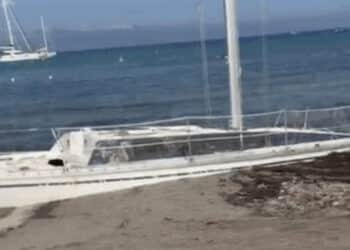 Poetto, al via le attività di rimozione della barca a vela arenata alla prima fermata da oltre 3 mesi