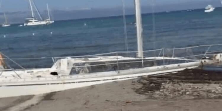 Poetto, al via le attività di rimozione della barca a vela arenata alla prima fermata da oltre 3 mesi