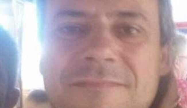 Schiacciato dal carico d’acciaio in un tragico incidente: muore a 57 anni il camionista sardo Sandro Puledda