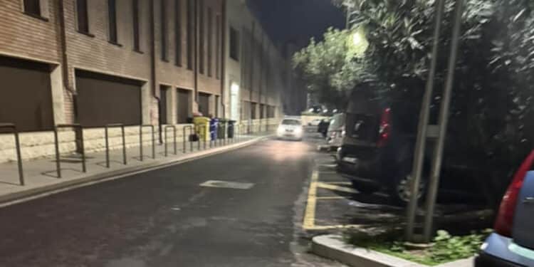 Cagliari, brutale rapina in via Mameli: in tre strappano l’orologio a un anziano