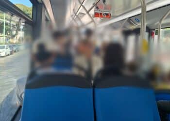 Cagliari, cittadini sceriffi sui bus: scatta il richiamo e il giovane toglie le scarpe dal sedile