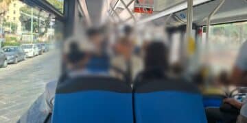 Cagliari, cittadini sceriffi sui bus: scatta il richiamo e il giovane toglie le scarpe dal sedile