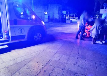 Cagliari, buio pesto a Marina Piccola: anziana cade e viene portata via in ambulanza