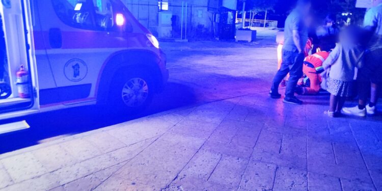 Cagliari, buio pesto a Marina Piccola: anziana cade e viene portata via in ambulanza