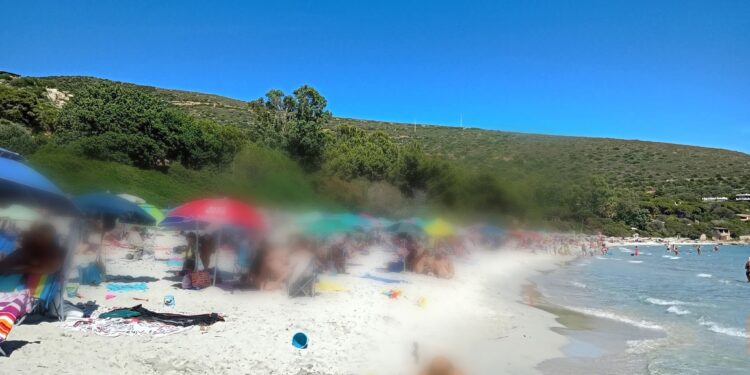 Torre delle Stelle, nella spiaggia super affollata scatta la guerra degli ombrelloni: “Anche quattro attaccati, la spiaggia libera è un miraggio”