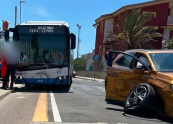 Assemini, grave incidente stradale: scontro tra auto e bus del Ctm