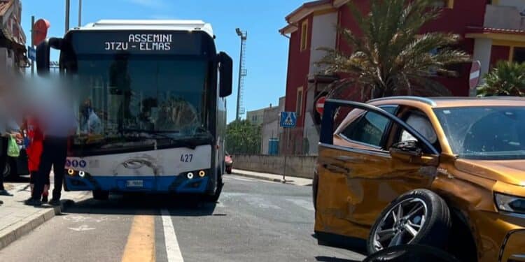 Assemini, grave incidente stradale: scontro tra auto e bus del Ctm