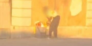 Cagliari, in viale la Plaia c’è chi fruga tra i rifiuti per cercare qualcosa da prendere o da mangiare (VIDEO)