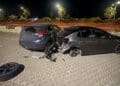 Poetto, auto pirata piomba a tutta velocità su due veicoli in sosta: vetture distrutte, conducente in fuga