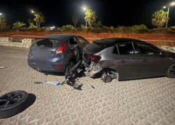 Poetto, auto pirata piomba a tutta velocità su due veicoli in sosta: vetture distrutte, conducente in fuga