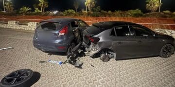 Poetto, auto pirata piomba a tutta velocità su due veicoli in sosta: vetture distrutte, conducente in fuga