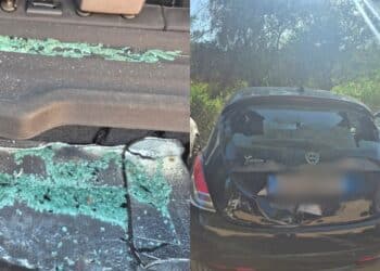 Torre delle Stelle presa d’assalto: parcheggi selvaggi, spiaggia occupata da ombrelloni multipli e gazebo
