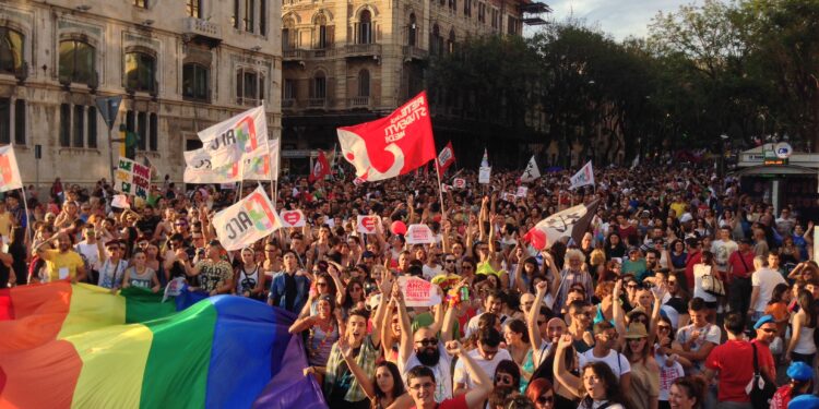 Sardegna Pride 2026, migliaia di persone a Cagliari per “La forza del disordine”: in mihliaia per le vie del capoluogo