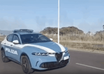 Cagliari, auto con un’intera famiglia a bordo inseguita e speronata al Poetto: due 18enni in arresto per tentato omicidio