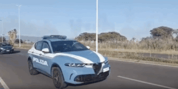 Cagliari, auto con un’intera famiglia a bordo inseguita e speronata al Poetto: due 18enni in arresto per tentato omicidio