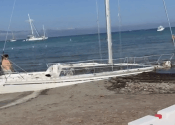 Barca spiaggiata al Poetto da oltre tre mesi, Stefania Loi: “I cittadini meritano risposte, non solo transenne”
