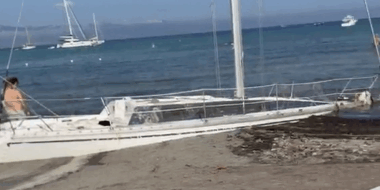 Barca spiaggiata al Poetto da oltre tre mesi, Stefania Loi: “I cittadini meritano risposte, non solo transenne”