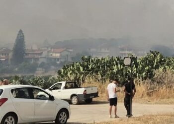 Nuraminis, il fuoco minaccia il centro abitato: Canadair in azione per proteggere il paese, la situazione è drammatica