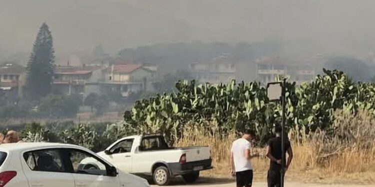 Nuraminis, il fuoco minaccia il centro abitato: Canadair in azione per proteggere il paese, la situazione è drammatica