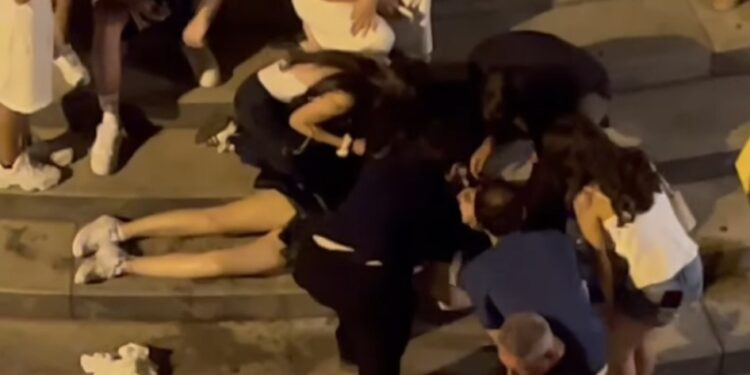 Cagliari, sabato di ordinaria follia sulla scalinata di S.Anna: ragazzina stramazza al suolo, portata via in codice rosso