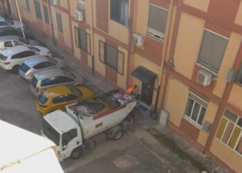 Cagliari, “Operatore ecologico usa la strada come bagno pubblico a Is Mirrionis, inaccettabile”