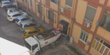 Cagliari, “Operatore ecologico usa la strada come bagno pubblico a Is Mirrionis, inaccettabile”
