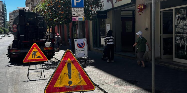 Cagliari, è rivolta contro le piste ciclabili in via Pergolesi: residenti furibondi, “Fermate tutto”
