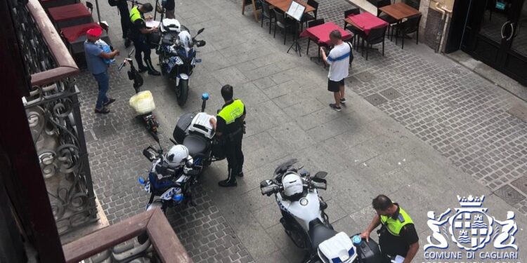 Cagliari, ruba il portafogli a una donna in via Baylle e scappa
