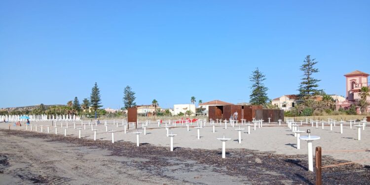Spazi liberi sempre più ridotti al Poetto, coi nuovi ombrelloni privati “è vietato stendere l’asciugamano alla quinta fermata”