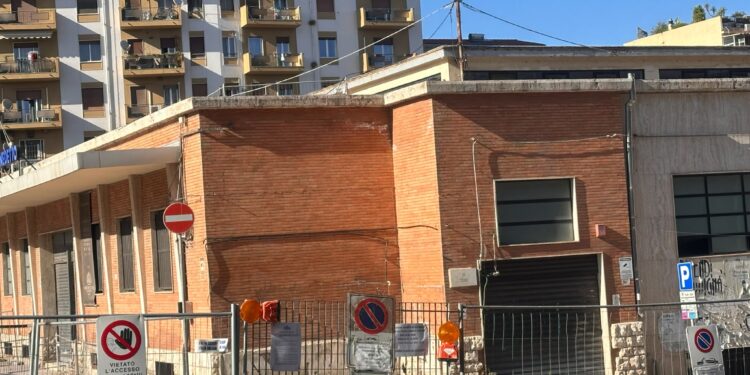 Cagliari, deserto San Benedetto: “Da dieci giorni zero operai, quello del mercato è un cantiere fantasma”