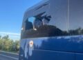 Tragedia sfiorata lungo la Decimomannu-Villasor: autobus Arst squarciato dalla benna di un trattore