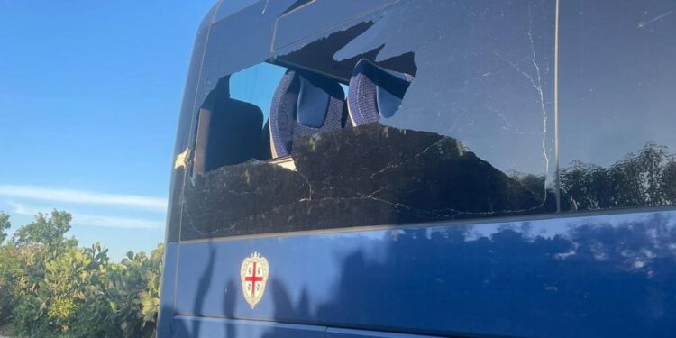 Tragedia sfiorata lungo la Decimomannu-Villasor: autobus Arst squarciato dalla benna di un trattore